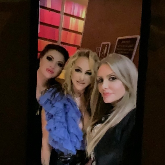 Bookmark my beautiful closet. Easy Breezy! - Picture 4 of 9